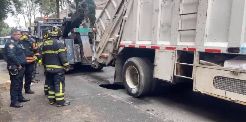 Socavón en la colonia Vista Alegre, en la alcaldía Cuauhtémoc