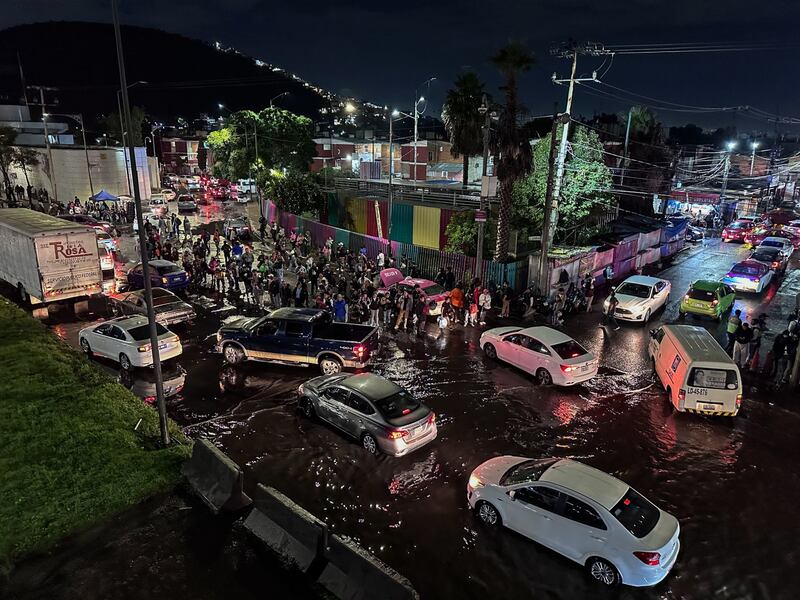 Luego de que intensas lluvias se registraran la línea A fue suspendida hasta la estación Gelatao; caos vial y usuarios buscando alternativas de transporte en la Calzada Ignacio Zaragoza.