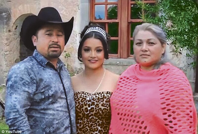 Familia feliz en una fiesta de quinceañera
