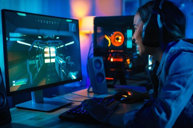 Mujer jugando videojuegos en su PC