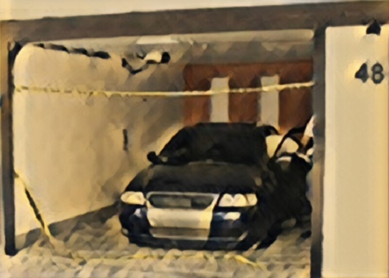 Coche negro en el garaje