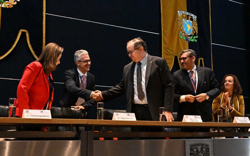El rector de la UNAM, Leonardo Lomelí, sostuvo que la educación superior pública y autónoma requiere una arquitectura jurídica sólida, que no tema al cambio