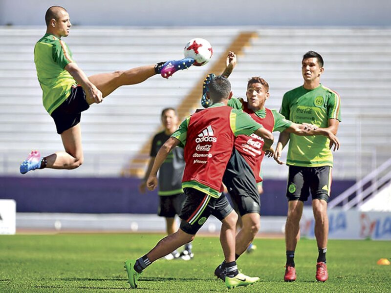 Jugadores de fútbol entrenando