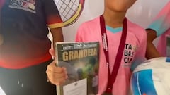Gobierno de Tabasco entrega libros de AMLO como premio a niños campeones de futbol; genera críticas en redes