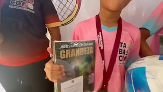 Gobierno de Tabasco entrega libros de AMLO como premio a niños campeones de futbol; genera críticas en redes
