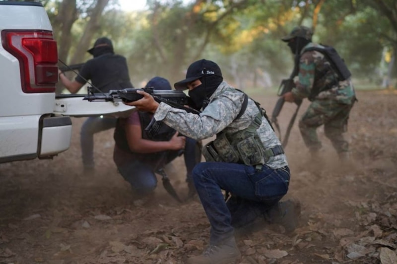 Enfrentamiento entre policías y presuntos delincuentes en México