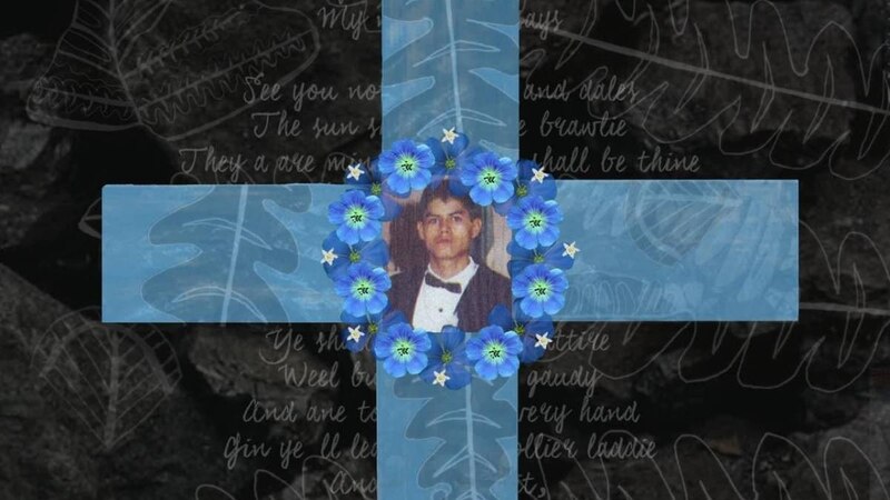 Un joven con una corona de flores azules.
