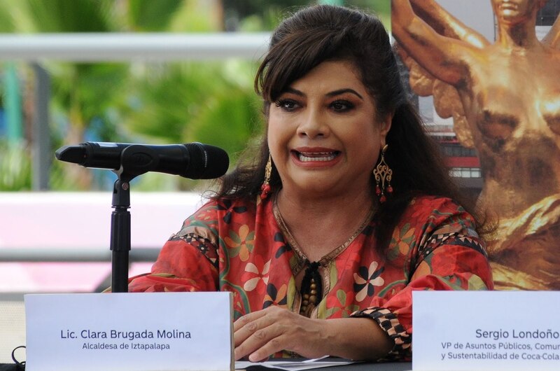La alcaldesa de Iztapalapa, Clara Brugada, y el vicepresidente de Asuntos Públicos, Comunicación y Sustentabilidad de Coca-Cola México, Sergio Londoño, en la presentación de la campaña "Recicla con Coca-Cola".