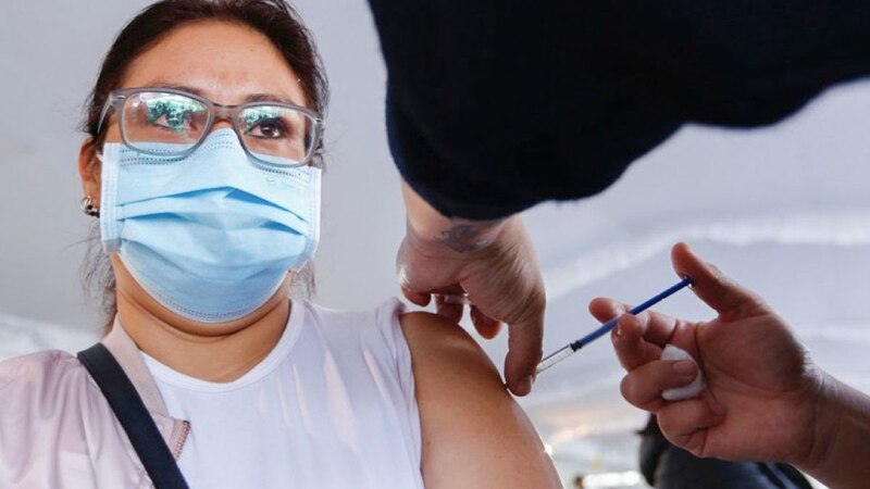 Mujer recibe la vacuna contra el COVID-19