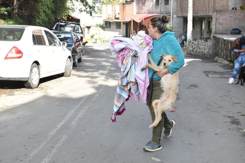 Mujer rescata a perro de un incendio