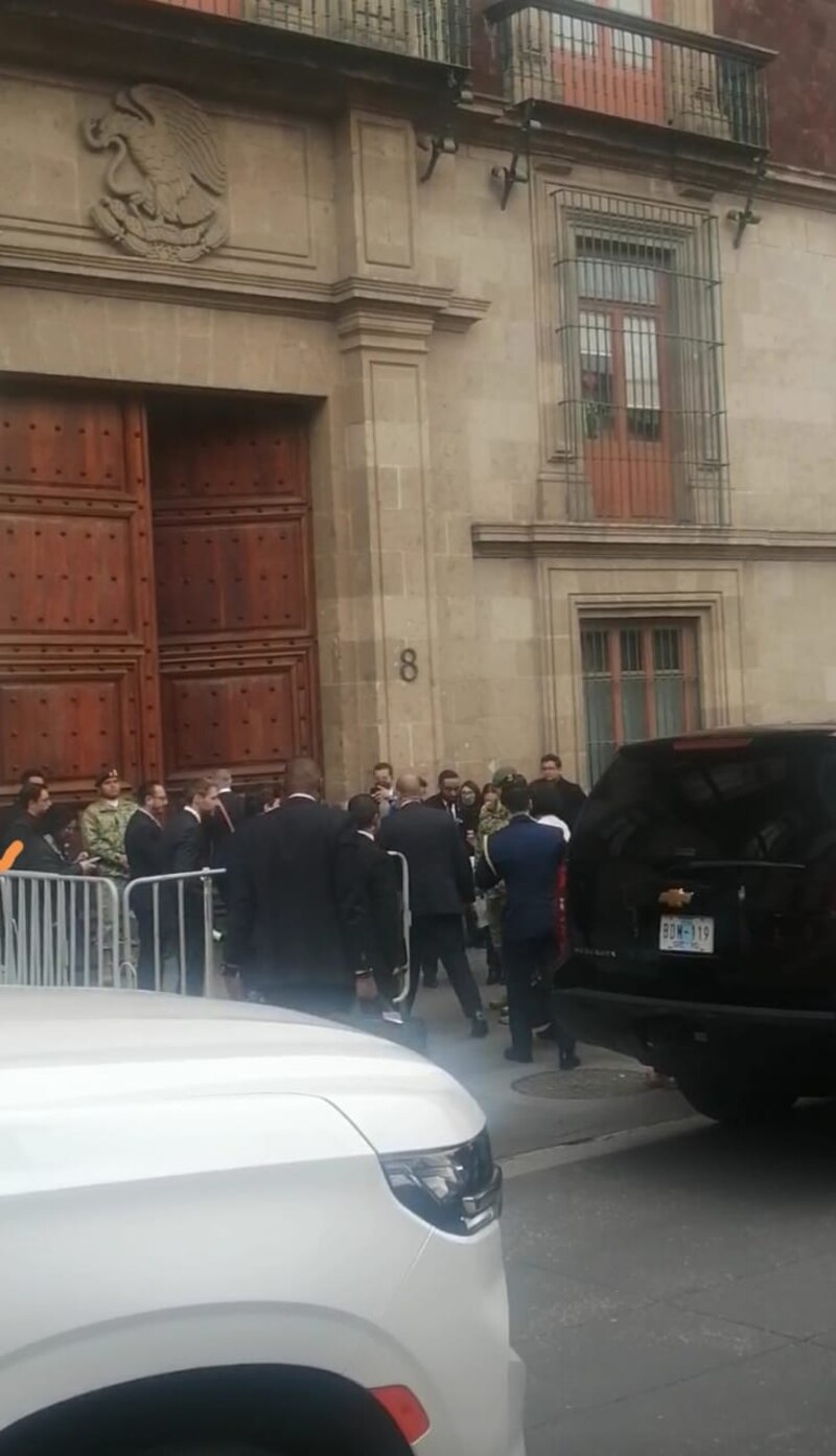 El presidente López Obrador saluda a sus simpatizantes