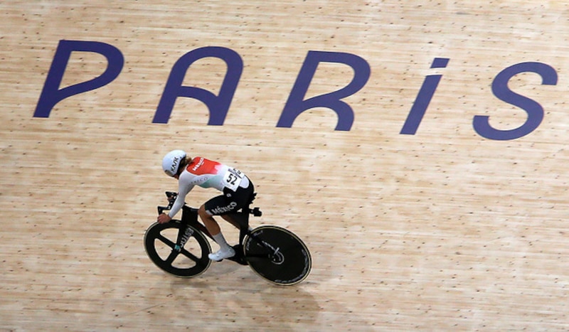 El ciclista mexicano Ignacio Prado en acción durante la prueba de velocidad individual masculina en los Juegos Olímpicos de París 2024.