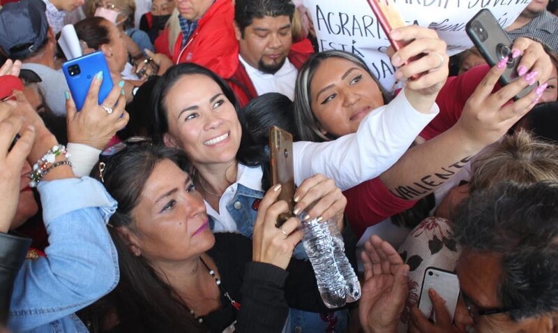 La candidata presidencial Xóchitl Gálvez se toma una selfie con sus simpatizantes.