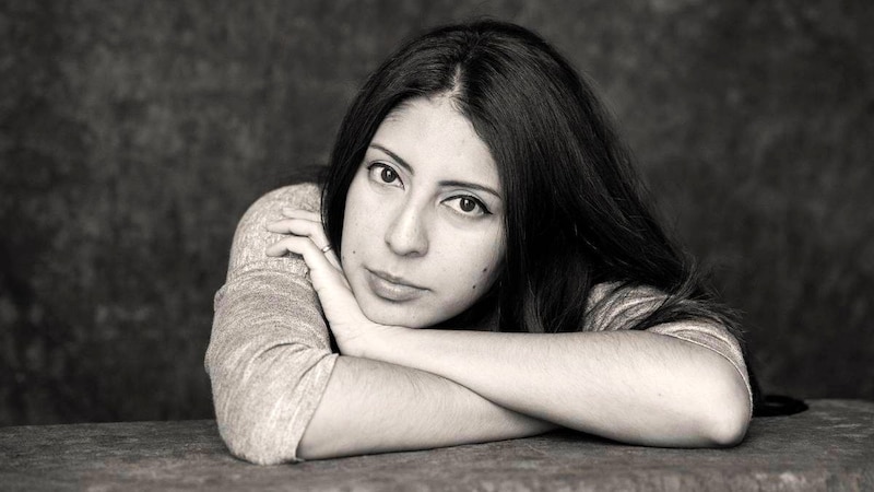 Retrato en blanco y negro de una mujer joven