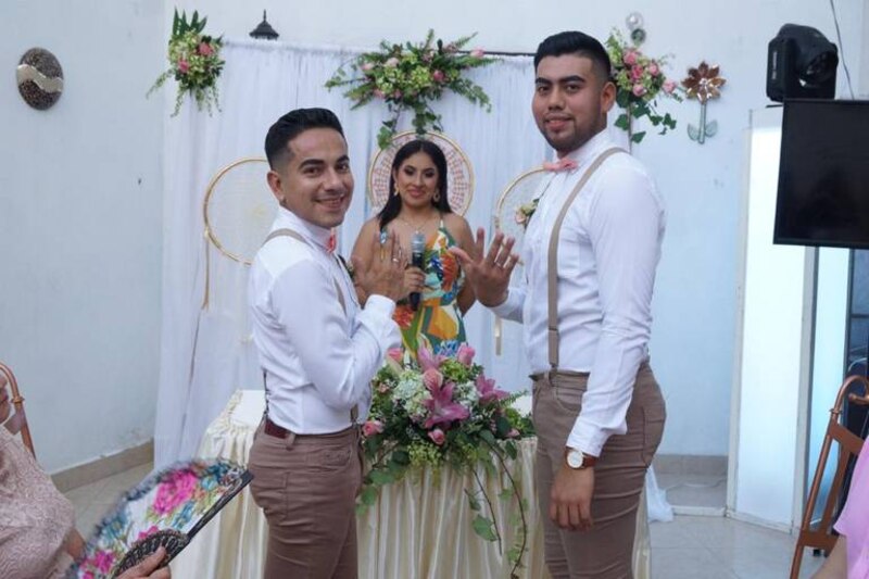 Una pareja gay se casa en una ceremonia íntima