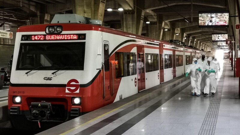 Tren de cercanías en la estación de Atocha, Madrid