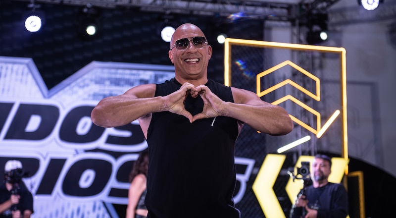 Vin Diesel, protagonista de la saga "Rápidos y Furiosos", saluda a sus fans con un corazón.