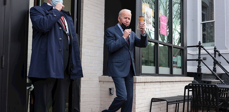 El presidente Biden disfruta de un helado en una visita a una heladería local