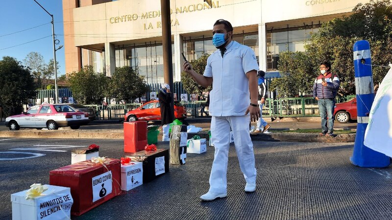 Médico protesta contra la violencia de género en México
