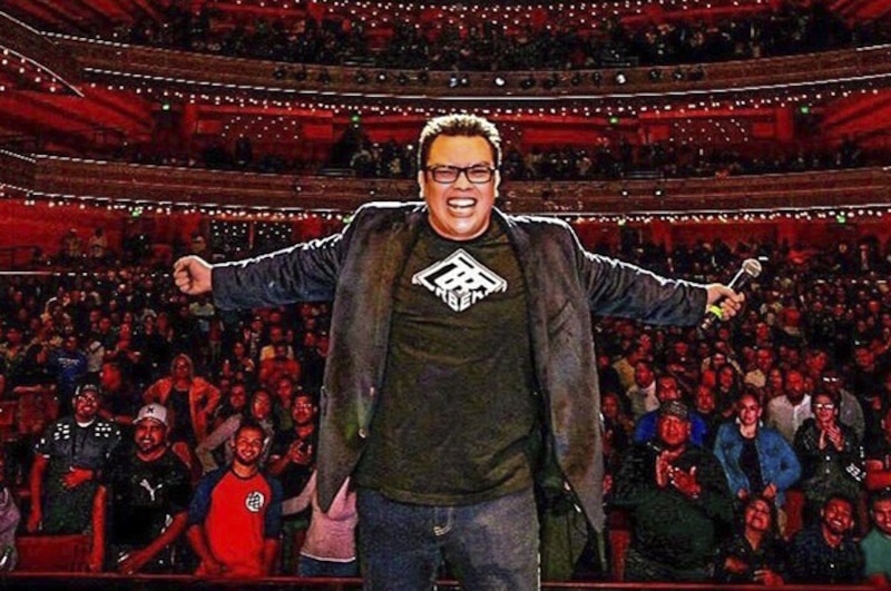 Comediante haciendo reír al público
