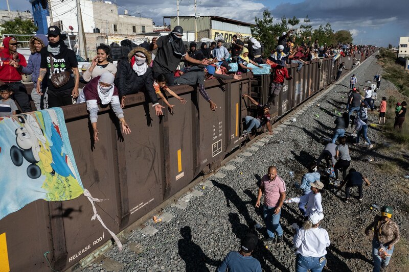 Migrantes centroamericanos viajan en tren conocido como "La Bestia" en su intento por llegar a la frontera con Estados Unidos.