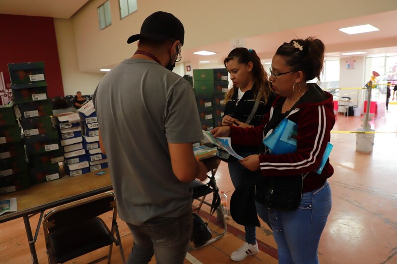 Entrega de calzado en una jornada de asistencia social