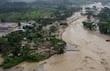Se desborda río Zamora en Ecuador y arrastra a decenas de personas