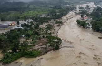 Se desborda río Zamora en Ecuador y arrastra a decenas de personas    