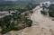 Se desborda río Zamora en Ecuador y arrastra a decenas de personas    