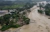 Se desborda río Zamora en Ecuador y arrastra a decenas de personas    