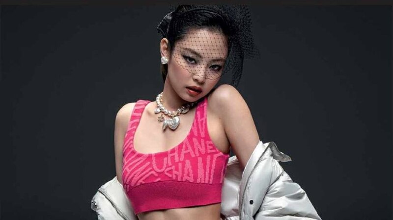 Jennie de BLACKPINK presume su estilo con un crop top rosa de Chanel
