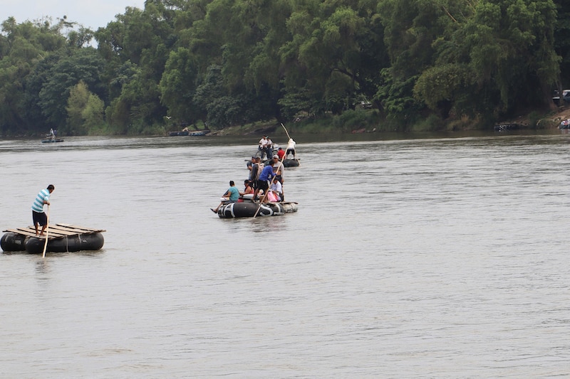 Migrantes cruzan el río Bravo en busca de una mejor vida