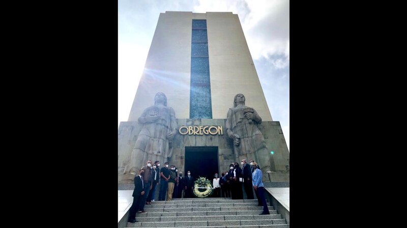 Un grupo de personas rinde homenaje a Obregón