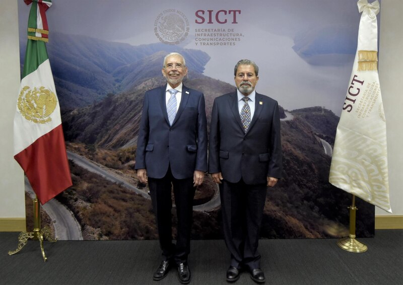 Reunión de trabajo entre el Secretario de Comunicaciones y Transportes, Javier Jiménez Espriú, y el Subsecretario de Infraestructura, Cedric Iván Escalante Sauri.