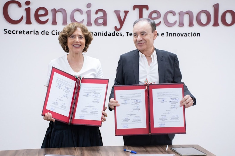 Rosaura Ruiz y Alfonso Durazo durante la firma del convenio para el proyecto Kutsari en Sonora