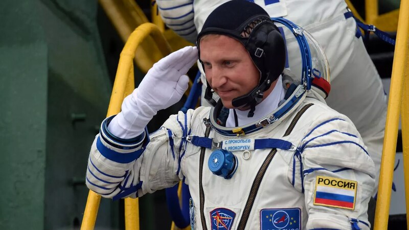 El cosmonauta ruso Oleg Artemyev saluda antes de abordar la nave espacial Soyuz MS-08.