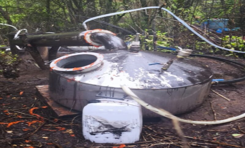 Autoridades de Morelos aseguran narcolaboratorio en Huitzilac vinculado a “Los Mayas y/o Los de Siempre” con capacidad de producción masiva de drogas sintéticas.