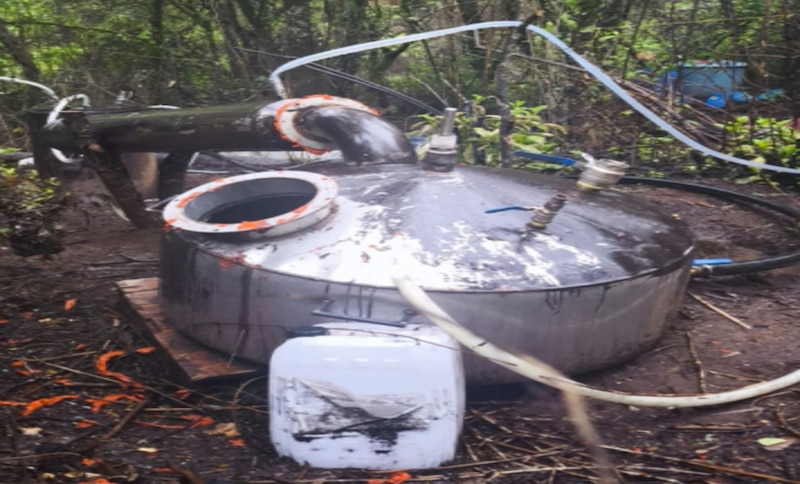 Autoridades de Morelos aseguran narcolaboratorio en Huitzilac vinculado a “Los Mayas y/o Los de Siempre” con capacidad de producción masiva de drogas sintéticas.