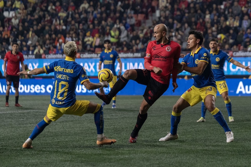 Acciones del encuentro entre Xolos de Tijuana vs Águilas del América, en partido correspondiente a la Jornada 1 del torneo de Clausura de la Liga Mx. El encuentro terminó 0-2 a favor del equipo visitante y se realizó en el estadio Caliente. la imagen muestra a Carlos González controlando el balón