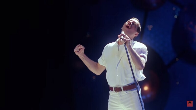 Freddie Mercury cantando en concierto