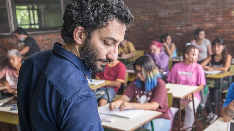 Profesor mirando a sus alumnos