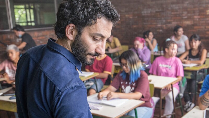 Profesor mirando a sus alumnos