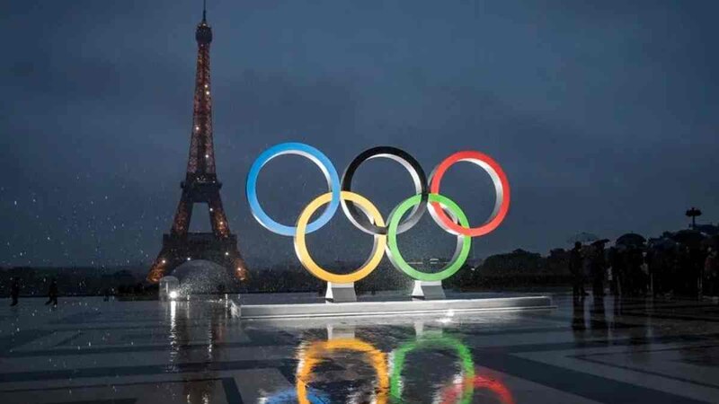 Los anillos olímpicos iluminados frente a la Torre Eiffel