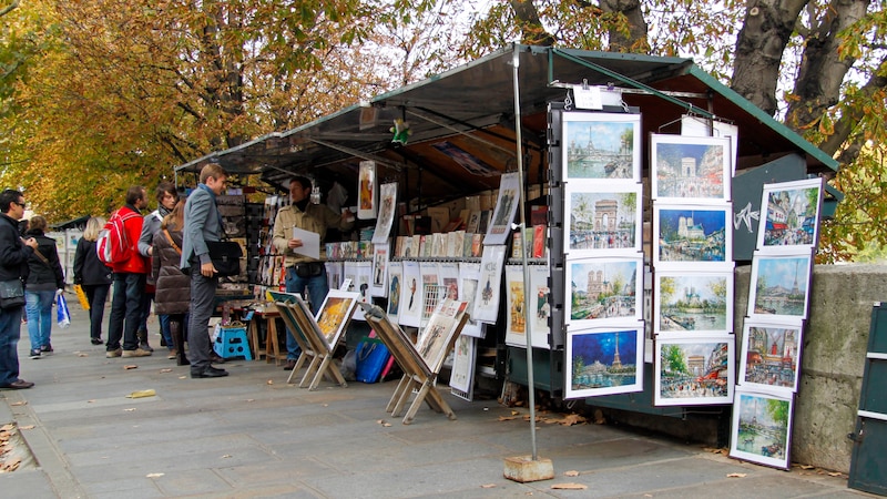 Un puesto de venta de pinturas en París