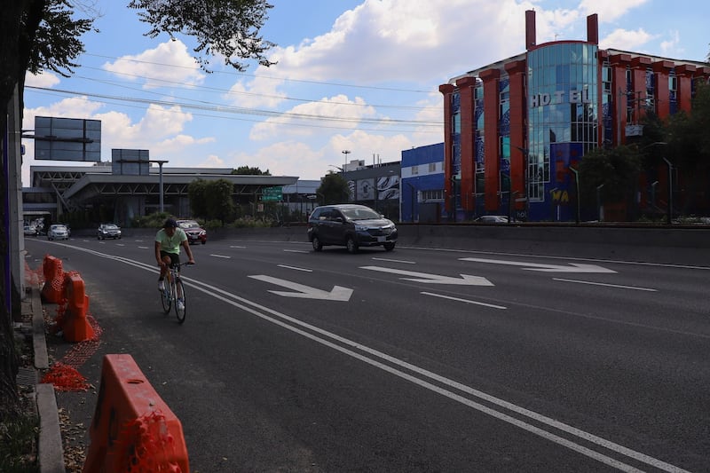 La Calzada de Tlalpan en dirección al Centro Histórico, aún no cuenta con el carril piloto para la nueva ciclovía, aún se realizan obras sobre las banquetas antes de comenzar con los trabajos del nuevo carril exclusivo para las bicicletas.