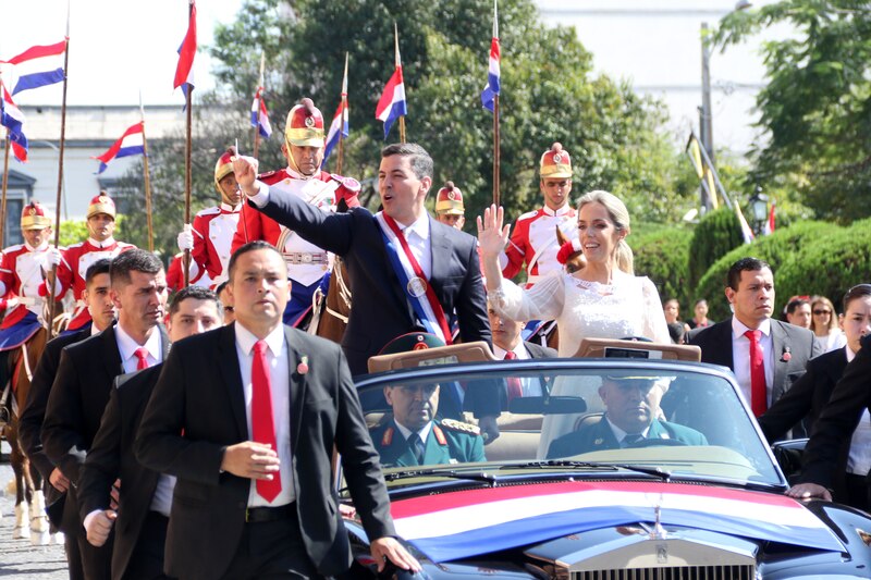 Presidente electo de Chile Gabriel Boric saluda a la multitud durante su recorrido hacia el Palacio de La Moneda