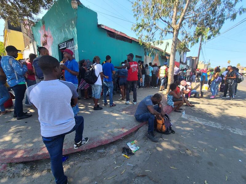 Larga fila de personas para comprar comida en Venezuela