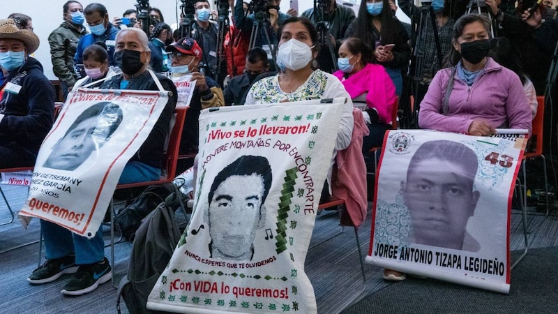 Title:
Manifestación en México para exigir la aparición con vida de los 43 estudiantes desaparecidos de Ayotzinapa