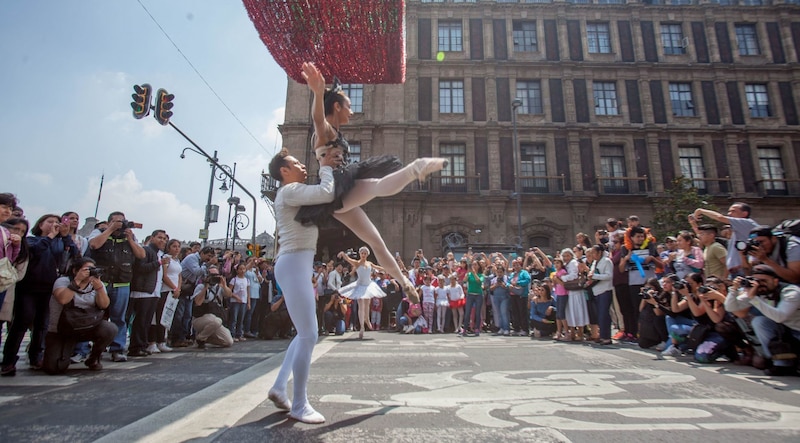 La compañía de danza Ardentía cerró su temporada de presentaciones en las calles de la ciudad, con interpretaciones de ballet clásico como El lago de los cisnes, Caperucita y el Lobo, Don Quijote, y El cascanueces, entre otros.  Las presentaciones denominadas "La teatralidad del espacio urbano" se llevaron a cabo los fines de semana en diferentes cruces de las 16 delegaciones, realizándose entre los 58 segundos que duraba el semáforo, aproximadamente.