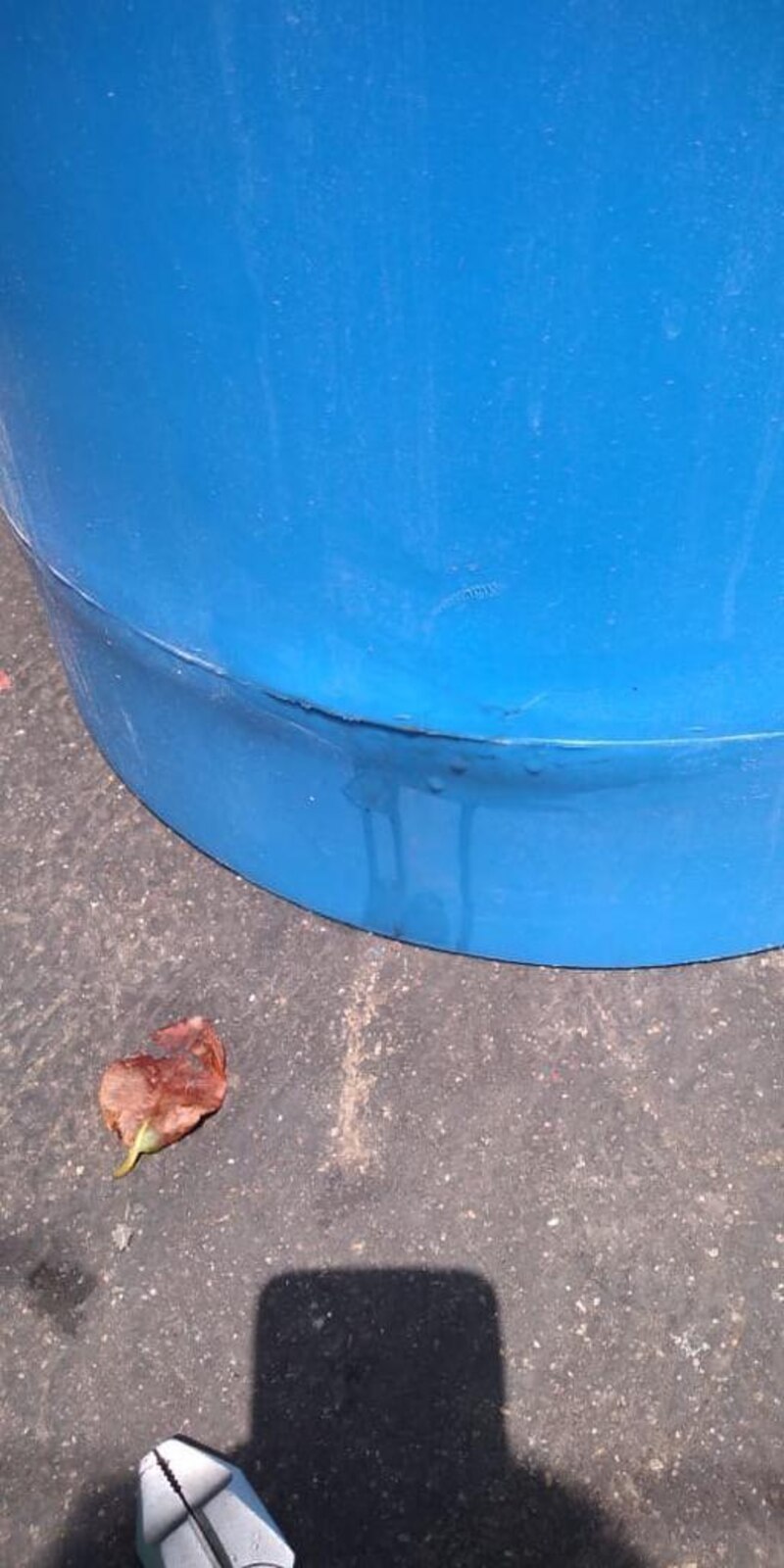 Fuga de agua en barril azul